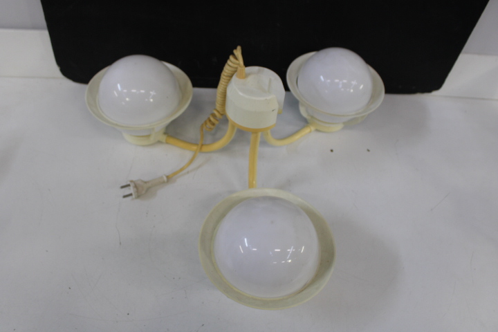 Hanglamp met 3 glazen bollen – foto 4 – kavel bij GSD Auctions, Zoeterwoude