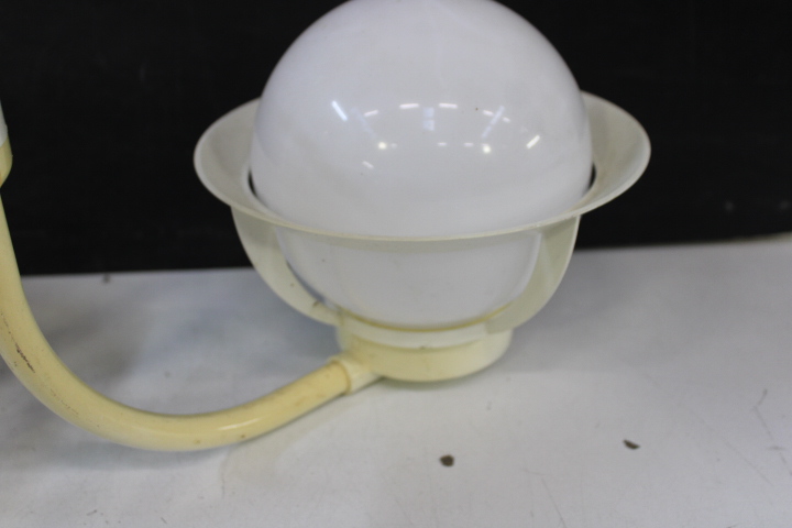 Hanglamp met 3 glazen bollen – foto 9 – kavel bij GSD Auctions, Zoeterwoude