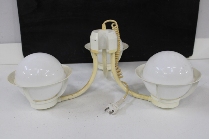 Hanglamp met 3 glazen bollen – foto 10 – kavel bij GSD Auctions, Zoeterwoude