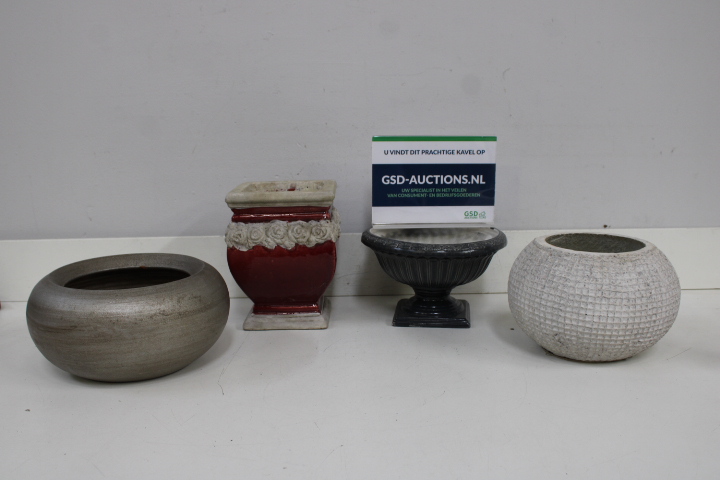 Set van vier decoratieve plantenpotten van keramiek en kunststof – foto 2 – kavel bij GSD Auctions, Zoeterwoude