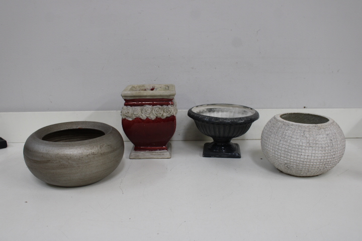 Set van vier decoratieve plantenpotten van keramiek en kunststof – foto 3 – kavel bij GSD Auctions, Zoeterwoude