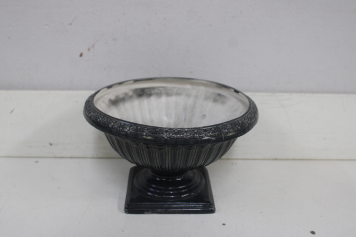 Set van vier decoratieve plantenpotten van keramiek en kunststof – foto 8 – kavel bij GSD Auctions, Zoeterwoude