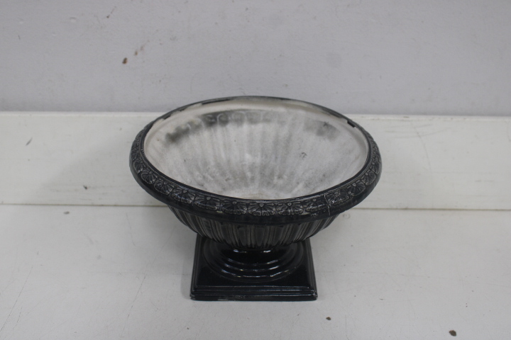 Set van vier decoratieve plantenpotten van keramiek en kunststof – foto 9 – kavel bij GSD Auctions, Zoeterwoude