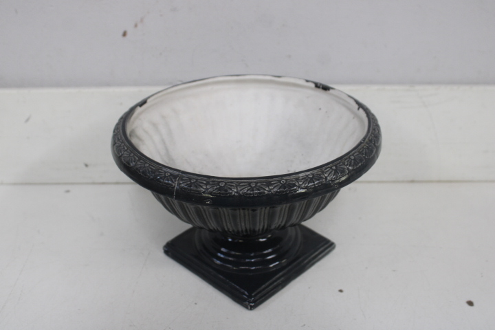 Set van vier decoratieve plantenpotten van keramiek en kunststof – foto 10 – kavel bij GSD Auctions, Zoeterwoude