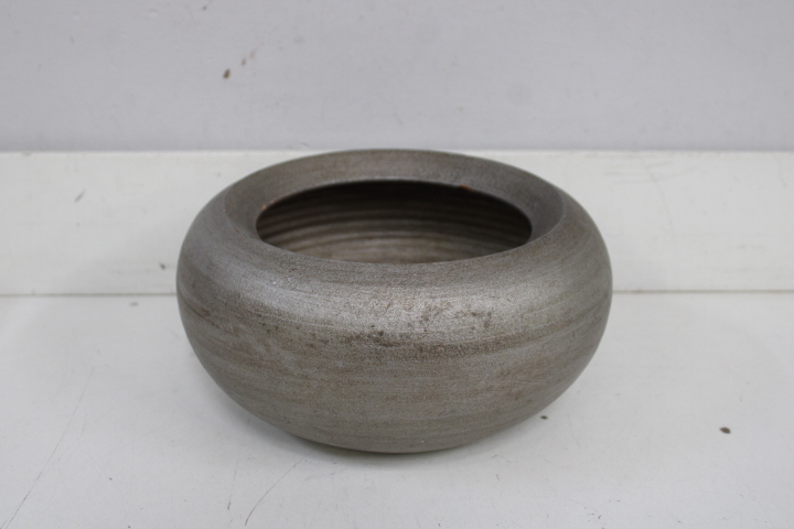 Set van vier decoratieve plantenpotten van keramiek en kunststof – foto 12 – kavel bij GSD Auctions, Zoeterwoude