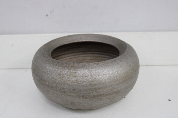 Set van vier decoratieve plantenpotten van keramiek en kunststof – foto 13 – kavel bij GSD Auctions, Zoeterwoude