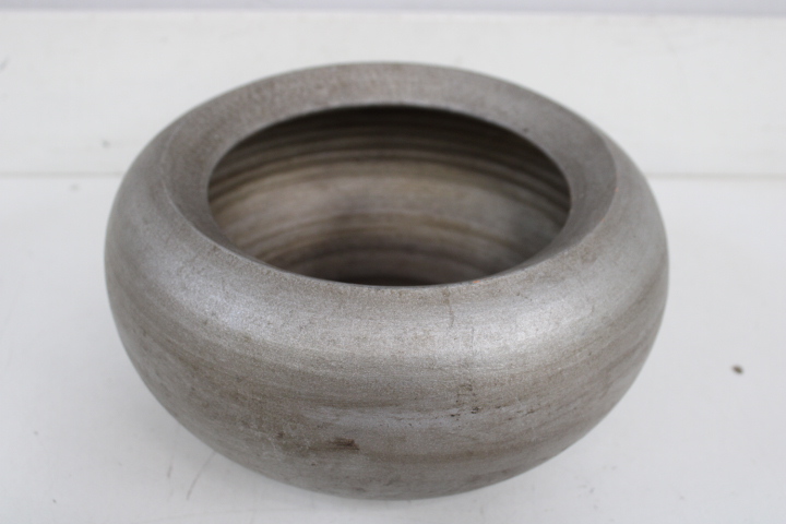 Set van vier decoratieve plantenpotten van keramiek en kunststof – foto 14 – kavel bij GSD Auctions, Zoeterwoude