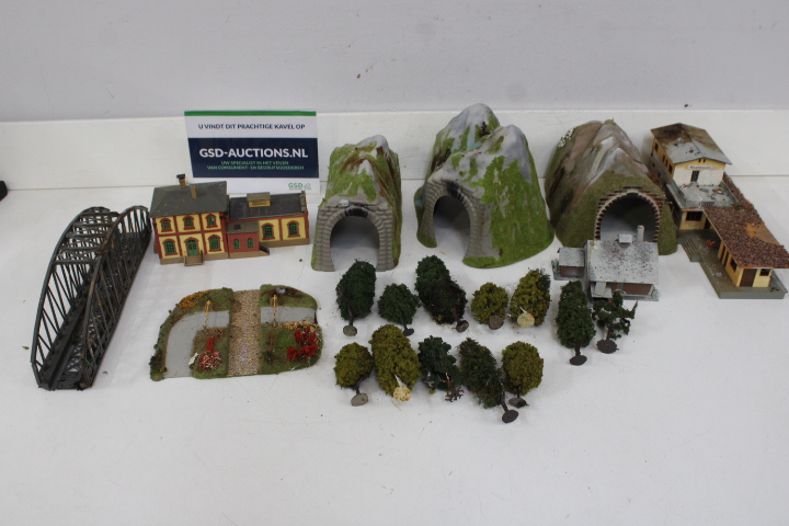 Modelbouw treinstation, brug, bergen en bomen – foto 2 – kavel bij GSD Auctions, Zoeterwoude