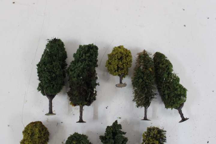 Modelbouw treinstation, brug, bergen en bomen – foto 8 – kavel bij GSD Auctions, Zoeterwoude