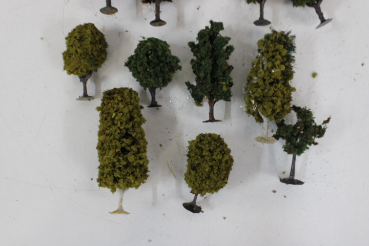 Modelbouw treinstation, brug, bergen en bomen – foto 9 – kavel bij GSD Auctions, Zoeterwoude
