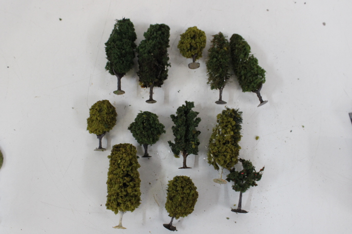 Modelbouw treinstation, brug, bergen en bomen – foto 10 – kavel bij GSD Auctions, Zoeterwoude