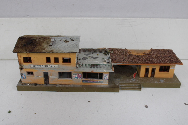 Modelbouw treinstation, brug, bergen en bomen – foto 22 – kavel bij GSD Auctions, Zoeterwoude