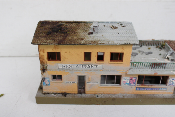 Modelbouw treinstation, brug, bergen en bomen – foto 23 – kavel bij GSD Auctions, Zoeterwoude