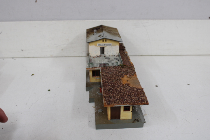 Modelbouw treinstation, brug, bergen en bomen – foto 25 – kavel bij GSD Auctions, Zoeterwoude