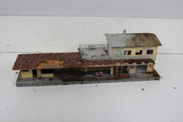 Modelbouw treinstation, brug, bergen en bomen – foto 27 – kavel bij GSD Auctions, Zoeterwoude
