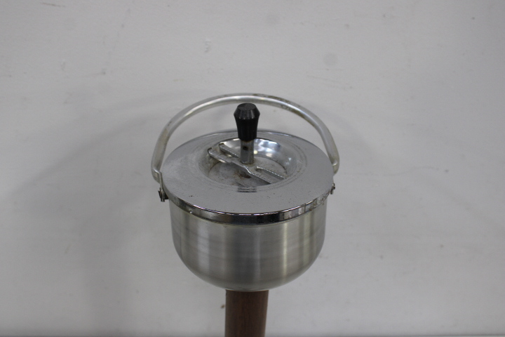 Asbak staand met metalen bekken – foto 4 – kavel bij GSD Auctions, Zoeterwoude