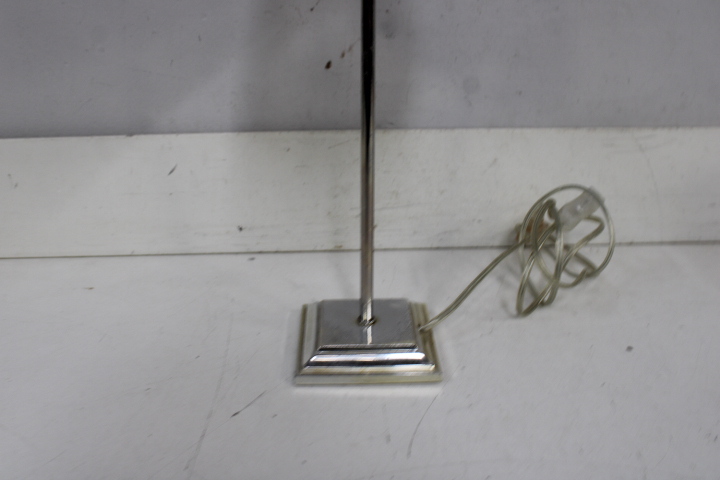 Tafellamp met grijze stoffen lampenkap – foto 12 – kavel bij GSD Auctions, Zoeterwoude
