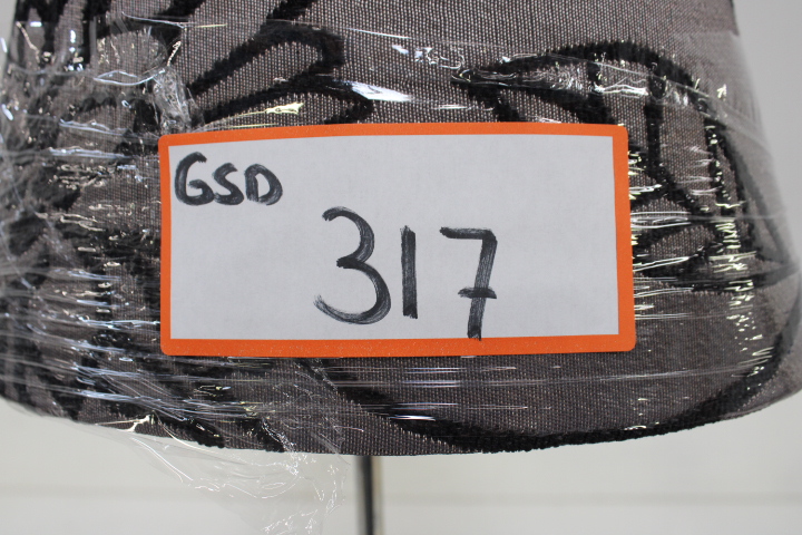 Tafellamp met grijze stoffen lampenkap – foto 16 – kavel bij GSD Auctions, Zoeterwoude