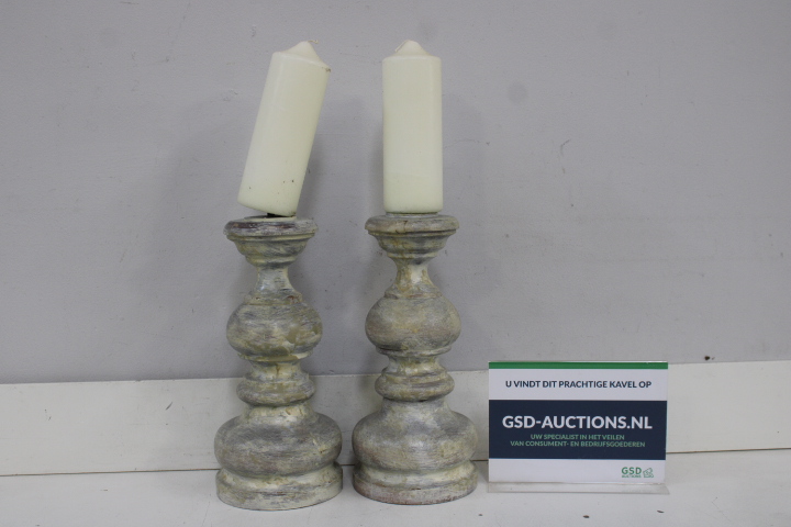 Set van 2 houten kandelaren met witte kaarsen – foto 2 – kavel bij GSD Auctions, Zoeterwoude