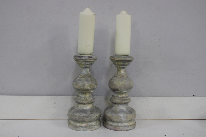Set van 2 houten kandelaren met witte kaarsen – foto 3 – kavel bij GSD Auctions, Zoeterwoude