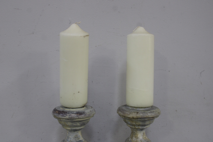 Set van 2 houten kandelaren met witte kaarsen – foto 4 – kavel bij GSD Auctions, Zoeterwoude