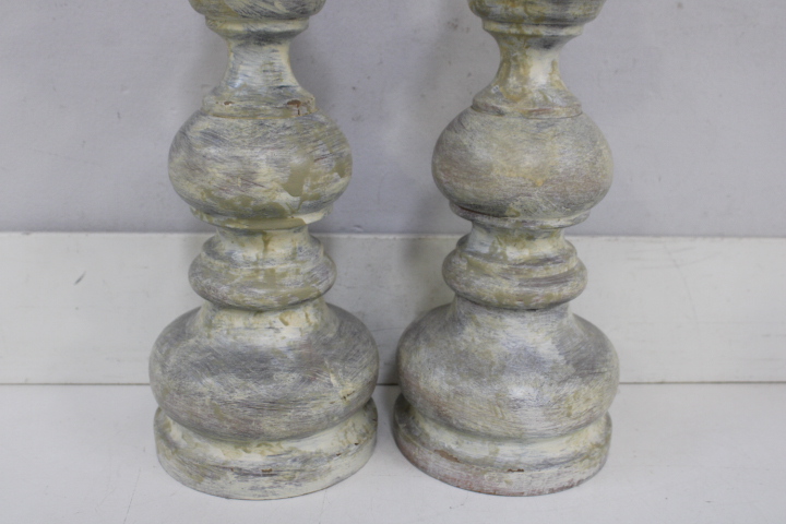 Set van 2 houten kandelaren met witte kaarsen – foto 5 – kavel bij GSD Auctions, Zoeterwoude