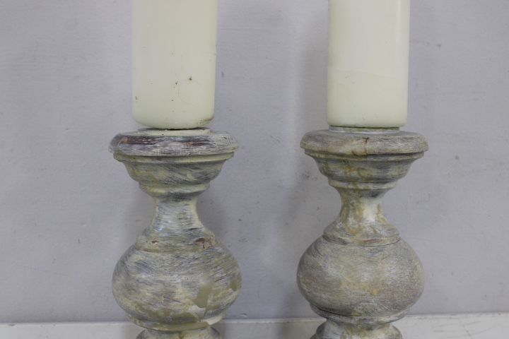 Set van 2 houten kandelaren met witte kaarsen – foto 6 – kavel bij GSD Auctions, Zoeterwoude