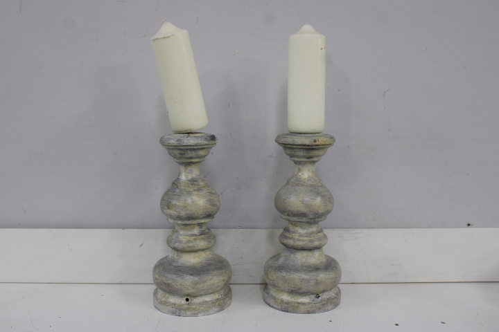 Set van 2 houten kandelaren met witte kaarsen – foto 7 – kavel bij GSD Auctions, Zoeterwoude