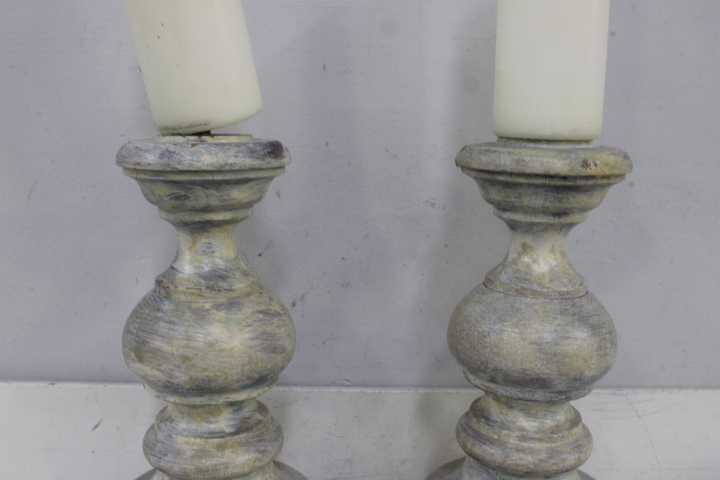 Set van 2 houten kandelaren met witte kaarsen – foto 8 – kavel bij GSD Auctions, Zoeterwoude
