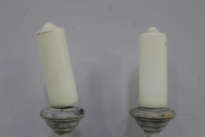 Set van 2 houten kandelaren met witte kaarsen – foto 9 – kavel bij GSD Auctions, Zoeterwoude