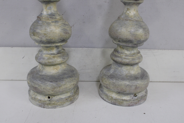 Set van 2 houten kandelaren met witte kaarsen – foto 10 – kavel bij GSD Auctions, Zoeterwoude