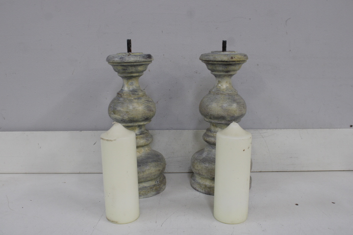 Set van 2 houten kandelaren met witte kaarsen – foto 11 – kavel bij GSD Auctions, Zoeterwoude