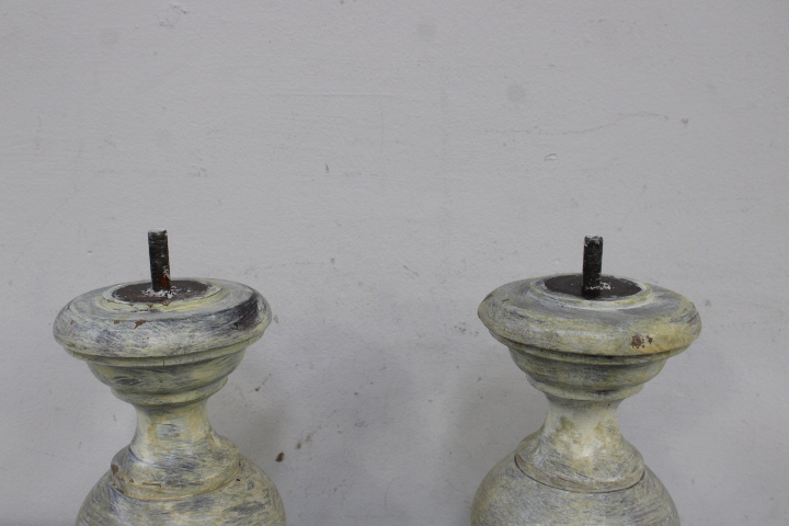 Set van 2 houten kandelaren met witte kaarsen – foto 12 – kavel bij GSD Auctions, Zoeterwoude