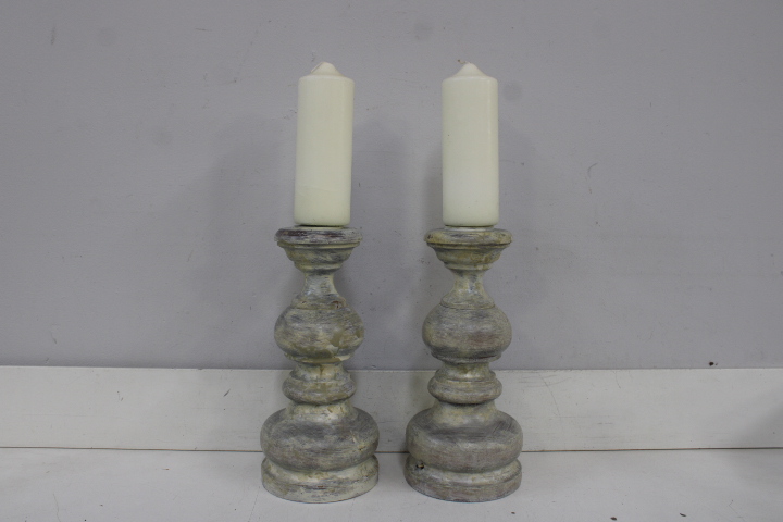 Set van 2 houten kandelaren met witte kaarsen – foto 13 – kavel bij GSD Auctions, Zoeterwoude