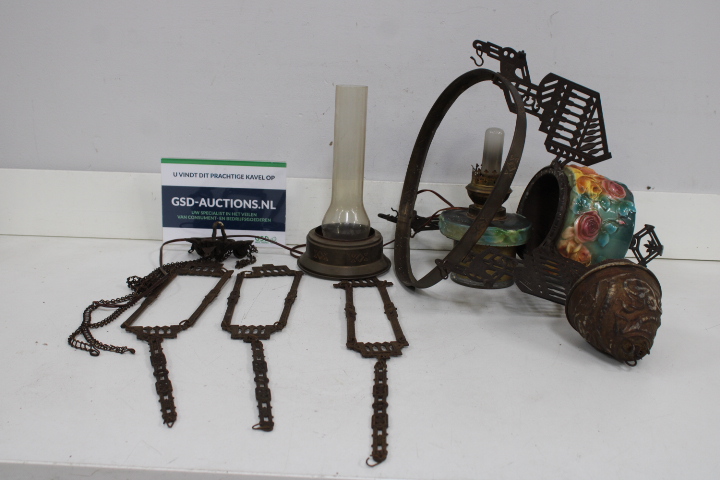 Antieke petroleumlampen en metalen wandhouder – foto 2 – kavel bij GSD Auctions, Zoeterwoude