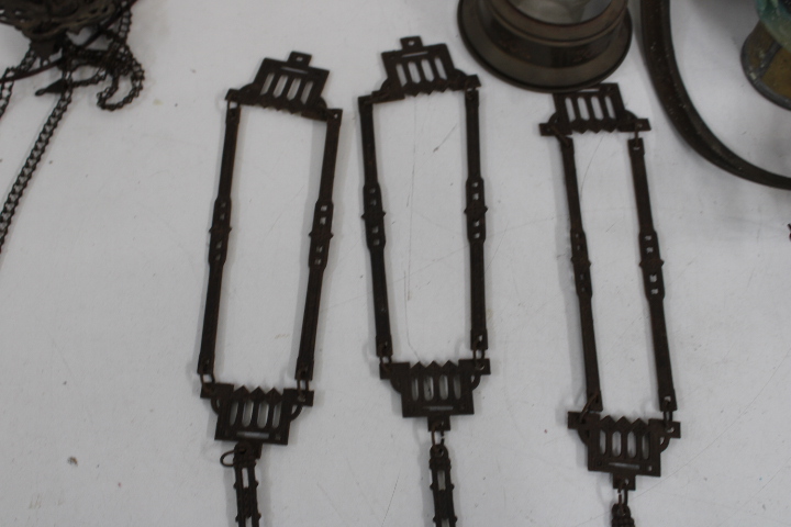 Antieke petroleumlampen en metalen wandhouder – foto 4 – kavel bij GSD Auctions, Zoeterwoude