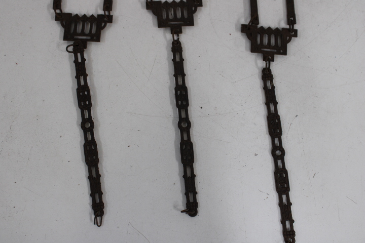Antieke petroleumlampen en metalen wandhouder – foto 5 – kavel bij GSD Auctions, Zoeterwoude