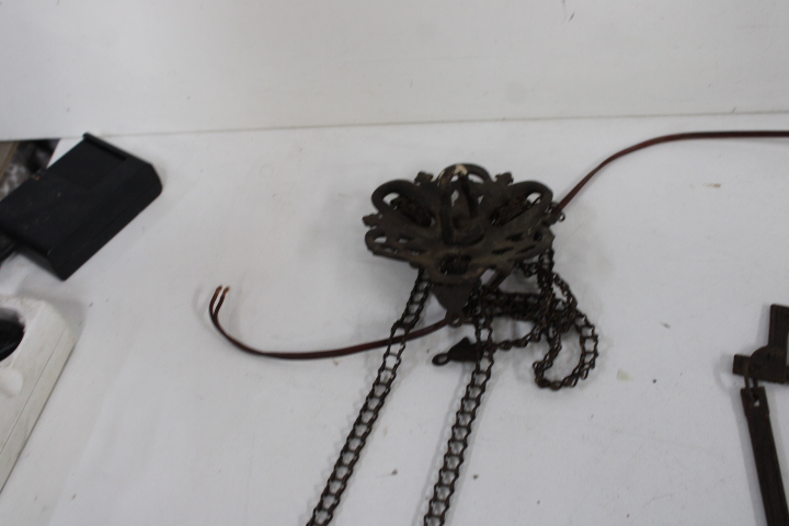 Antieke petroleumlampen en metalen wandhouder – foto 6 – kavel bij GSD Auctions, Zoeterwoude
