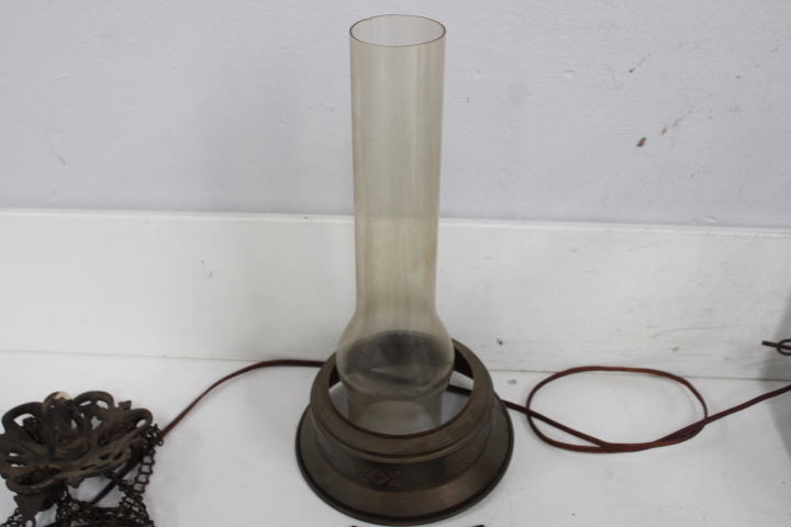 Antieke petroleumlampen en metalen wandhouder – foto 7 – kavel bij GSD Auctions, Zoeterwoude