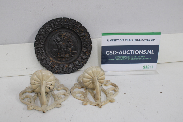 Decoratieve gietijzeren kaarsenhouders en wandplaat – foto 2 – kavel bij GSD Auctions, Zoeterwoude