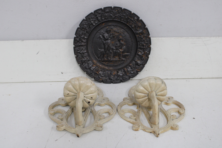 Decoratieve gietijzeren kaarsenhouders en wandplaat – foto 3 – kavel bij GSD Auctions, Zoeterwoude
