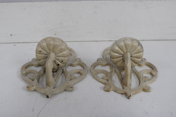 Decoratieve gietijzeren kaarsenhouders en wandplaat – foto 4 – kavel bij GSD Auctions, Zoeterwoude