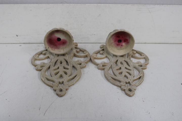 Decoratieve gietijzeren kaarsenhouders en wandplaat – foto 6 – kavel bij GSD Auctions, Zoeterwoude