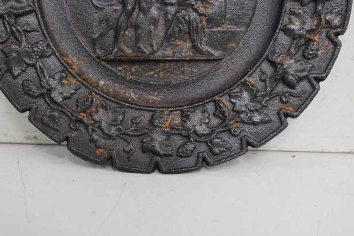 Decoratieve gietijzeren kaarsenhouders en wandplaat – foto 13 – kavel bij GSD Auctions, Zoeterwoude