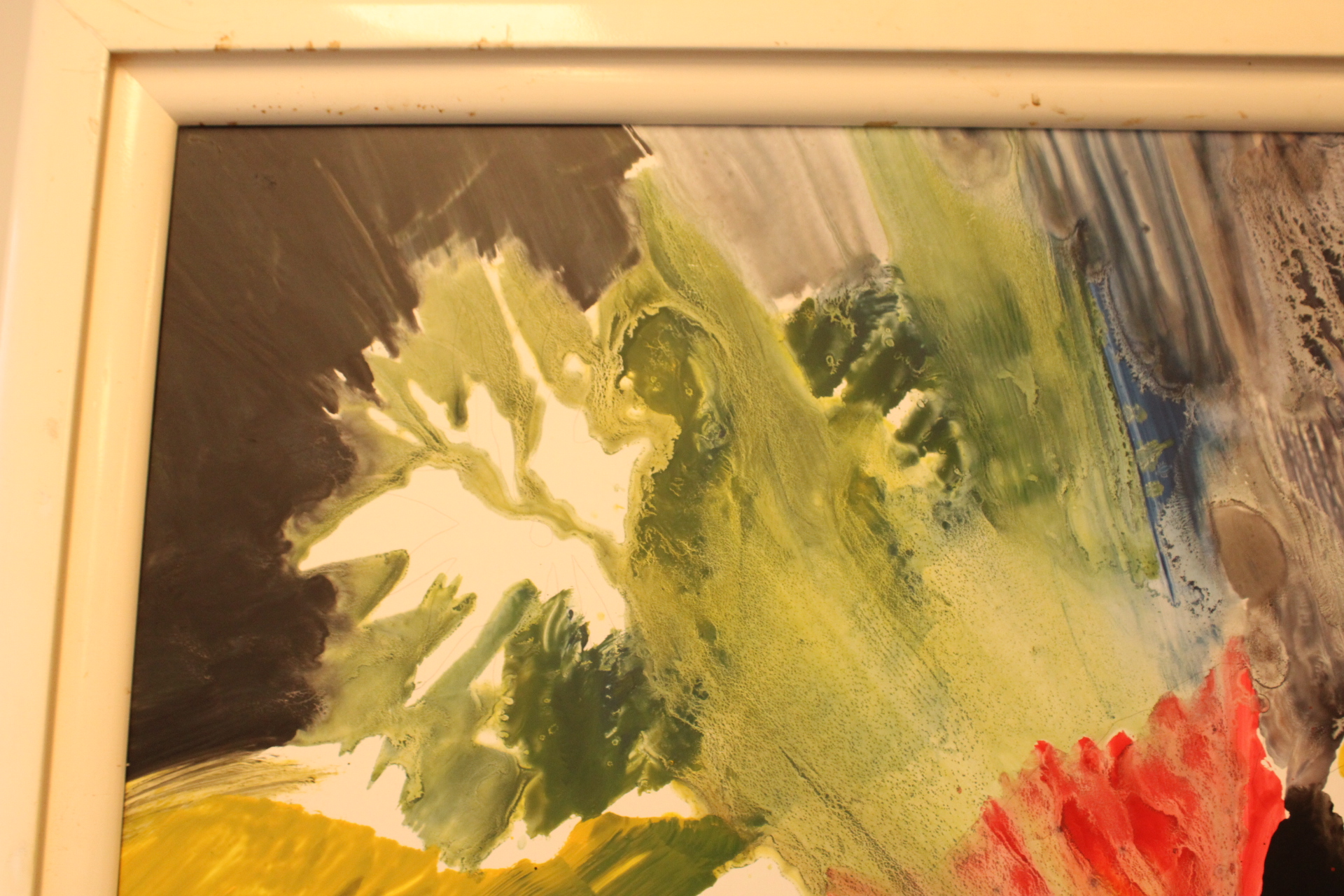 Abstract schilderij met bloemen in wit houten lijst – foto 2 – kavel bij GSD Auctions, Zoeterwoude