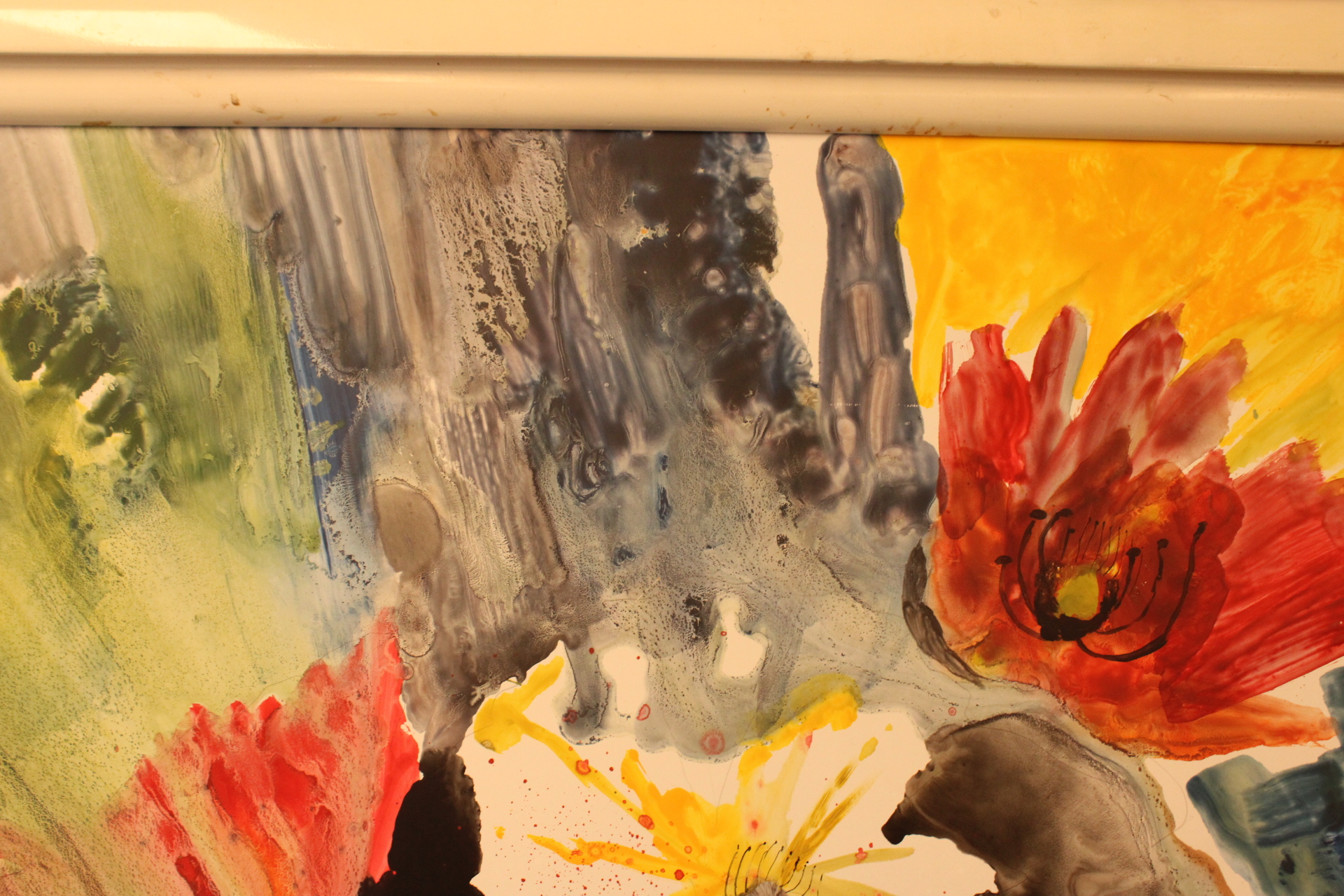Abstract schilderij met bloemen in wit houten lijst – foto 3 – kavel bij GSD Auctions, Zoeterwoude