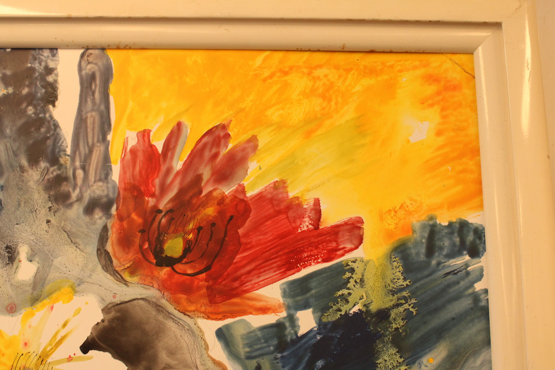 Abstract schilderij met bloemen in wit houten lijst – foto 4 – kavel bij GSD Auctions, Zoeterwoude