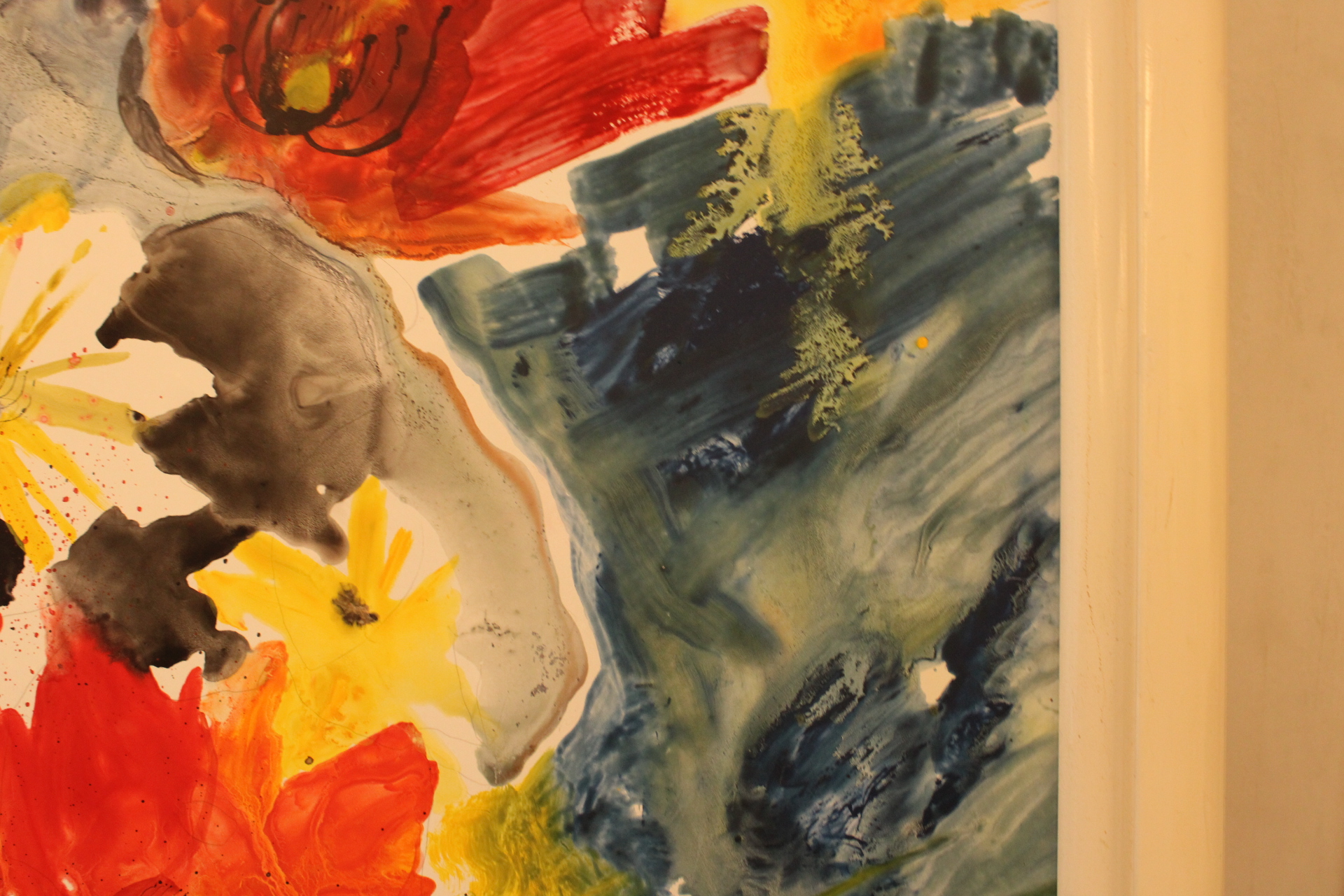 Abstract schilderij met bloemen in wit houten lijst – foto 5 – kavel bij GSD Auctions, Zoeterwoude