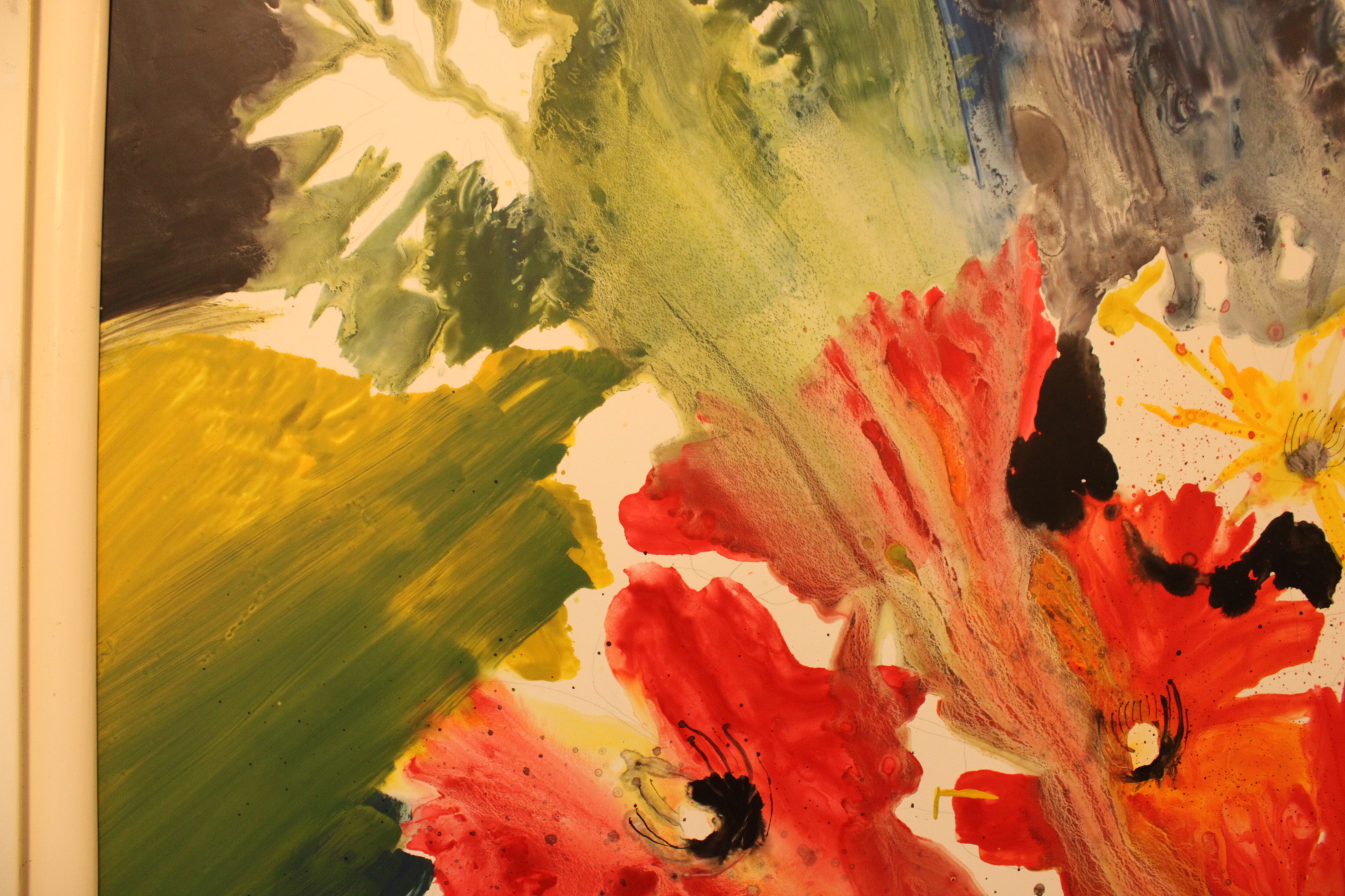 Abstract schilderij met bloemen in wit houten lijst – foto 7 – kavel bij GSD Auctions, Zoeterwoude