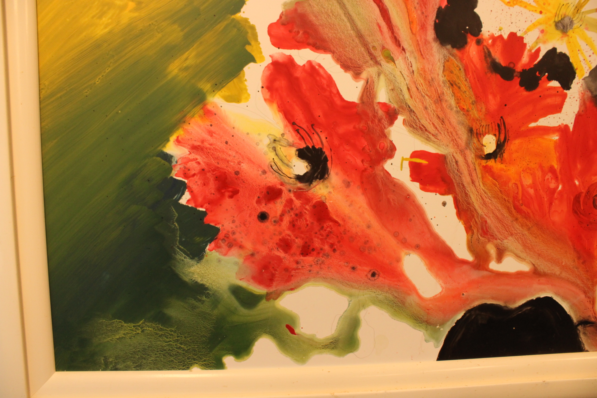 Abstract schilderij met bloemen in wit houten lijst – foto 8 – kavel bij GSD Auctions, Zoeterwoude